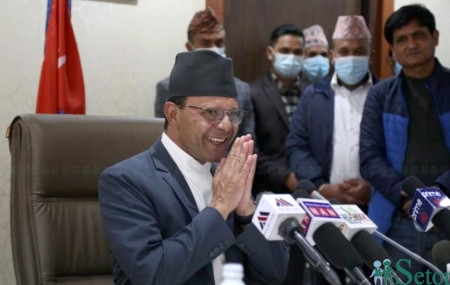 बिहिबार रक्षा मन्त्रीबाट राजीनामा दिएपछि पत्रकार सम्मेलन गर्दै मिनेन्द्र रिजाल। तस्बिरः नवीनबाबु गुरूङ/सेतोपाटी